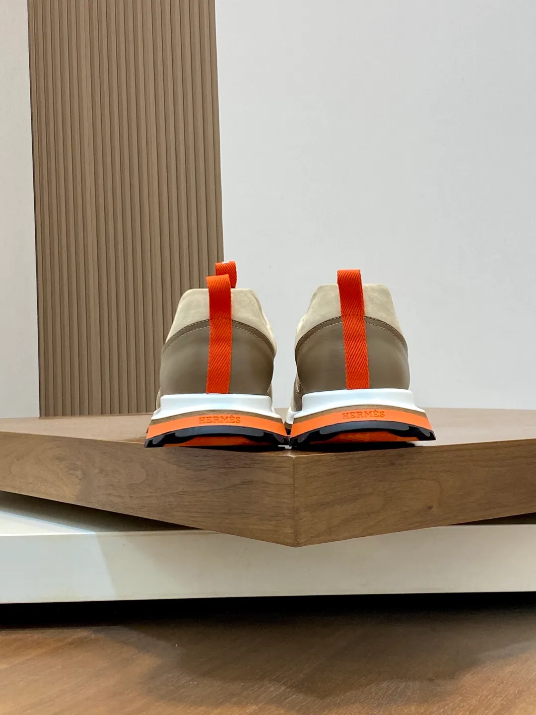 Men's men's shoes 💰700 HERMES/Hermès Leader sneakers! Tech twill, calfskin and suede goatskin sneakers featuring paneled multicolor twill, calfskin and suede. Lightweight geometric sole for a stylish urban look. Product details: White and orange rubber sole Black rubber sole with orange rubber insert Light natural leather insert White rubber toe cap Beige lambskin insole and lining Cotton strap, rubber lettering Sole height: 4cm Size: 39-40-41-42-43-44 (customized at 38.45)